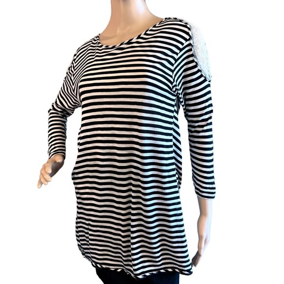BCBGMAXAZRIA Lace Back Top Size Small Striped Black White Parisian Style Elegant - Picture 10 of 10